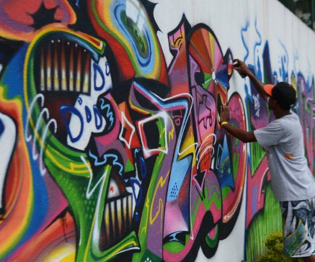 Oficina de grafite leva cor e cultura às escolas públicas de Planaltina