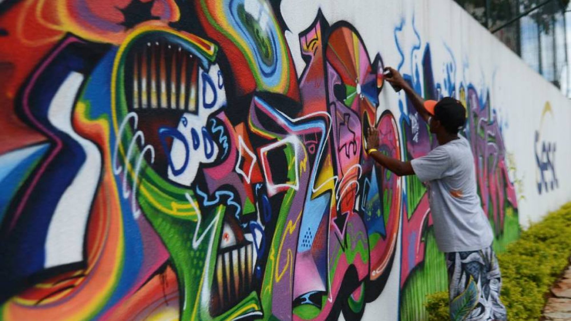 Oficina de grafite leva cor e cultura às escolas públicas de Planaltina