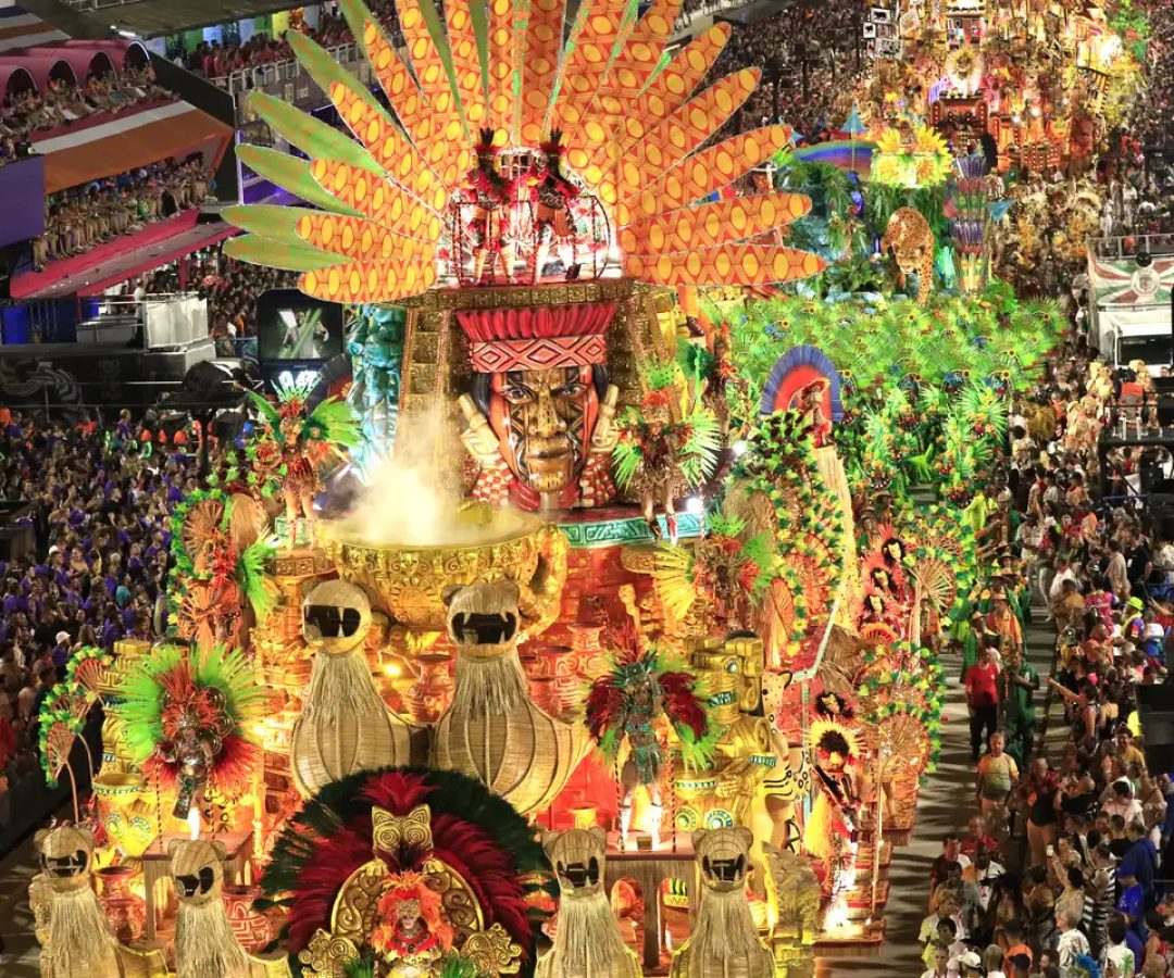 Princípio de incêndio atinge barracão da Grande Rio