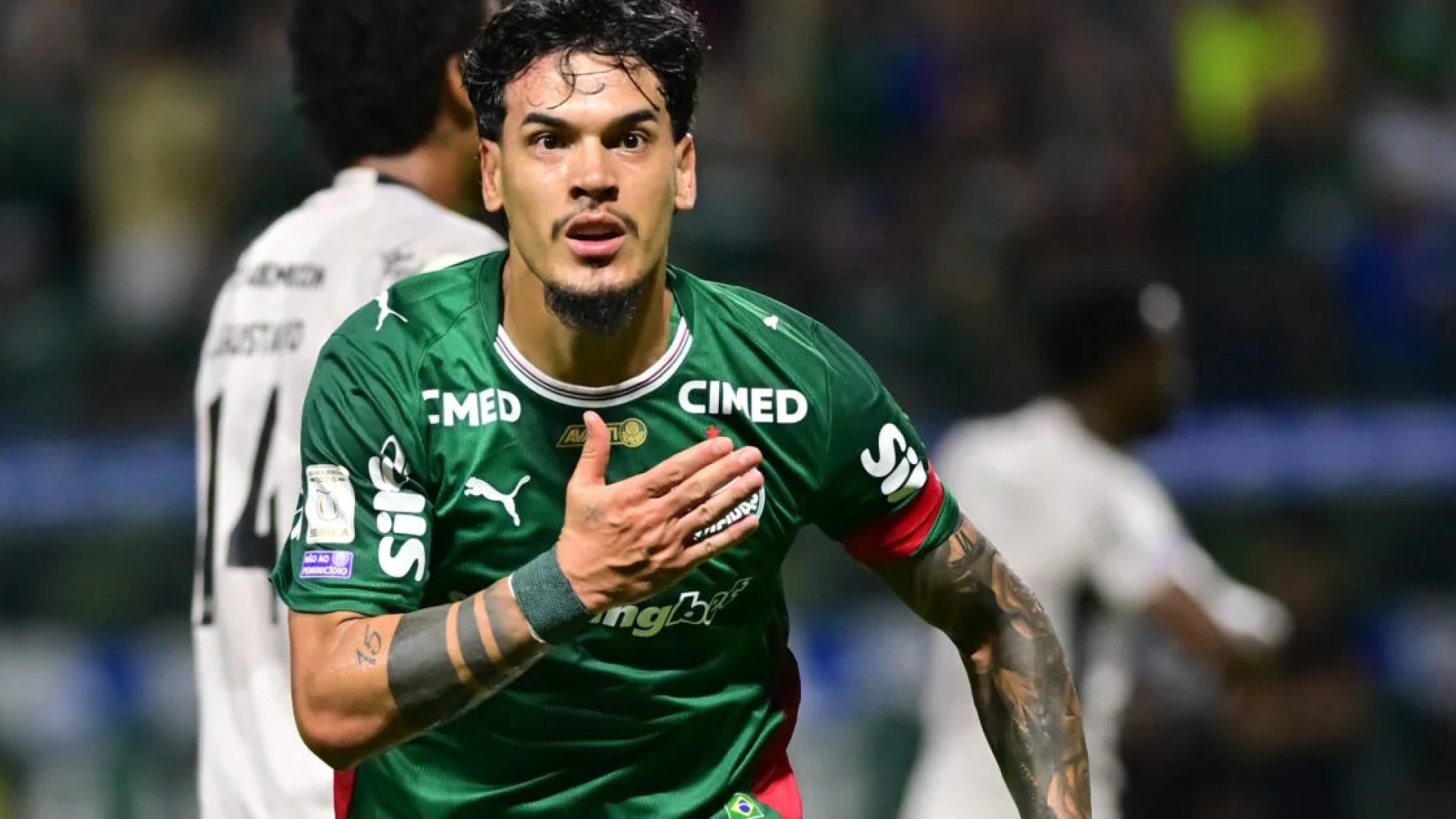 Palmeiras se defende bem com um a menos e vence o Athletico-PR