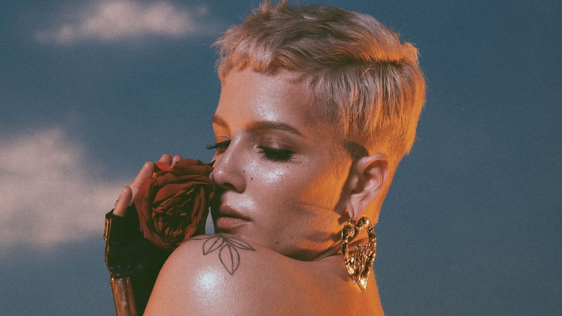 Em show performático e teatral, Halsey debuta no palco Mundo do Rock in Rio