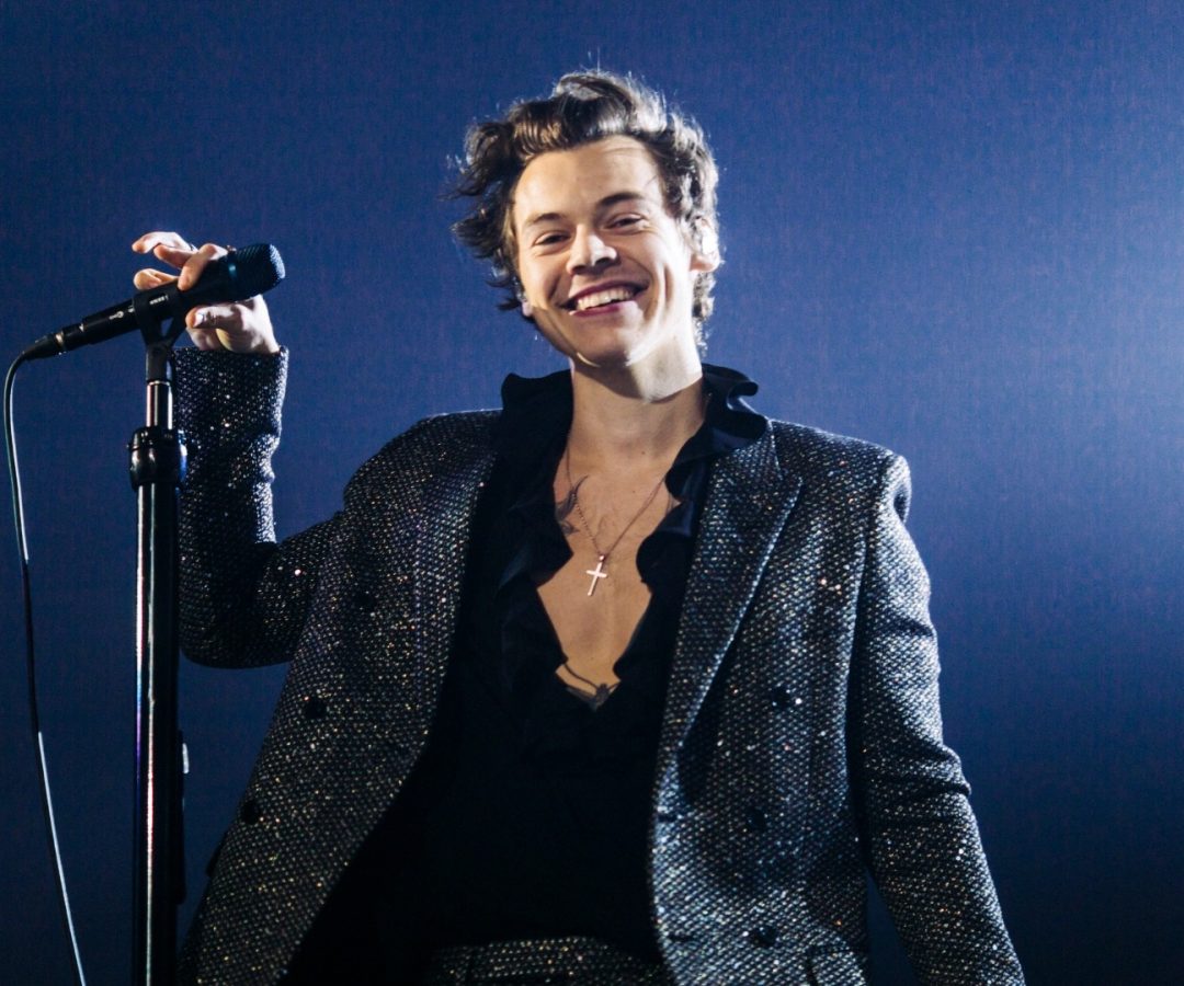 Harry Styles se diverte em disco que fica aquém das suas influências