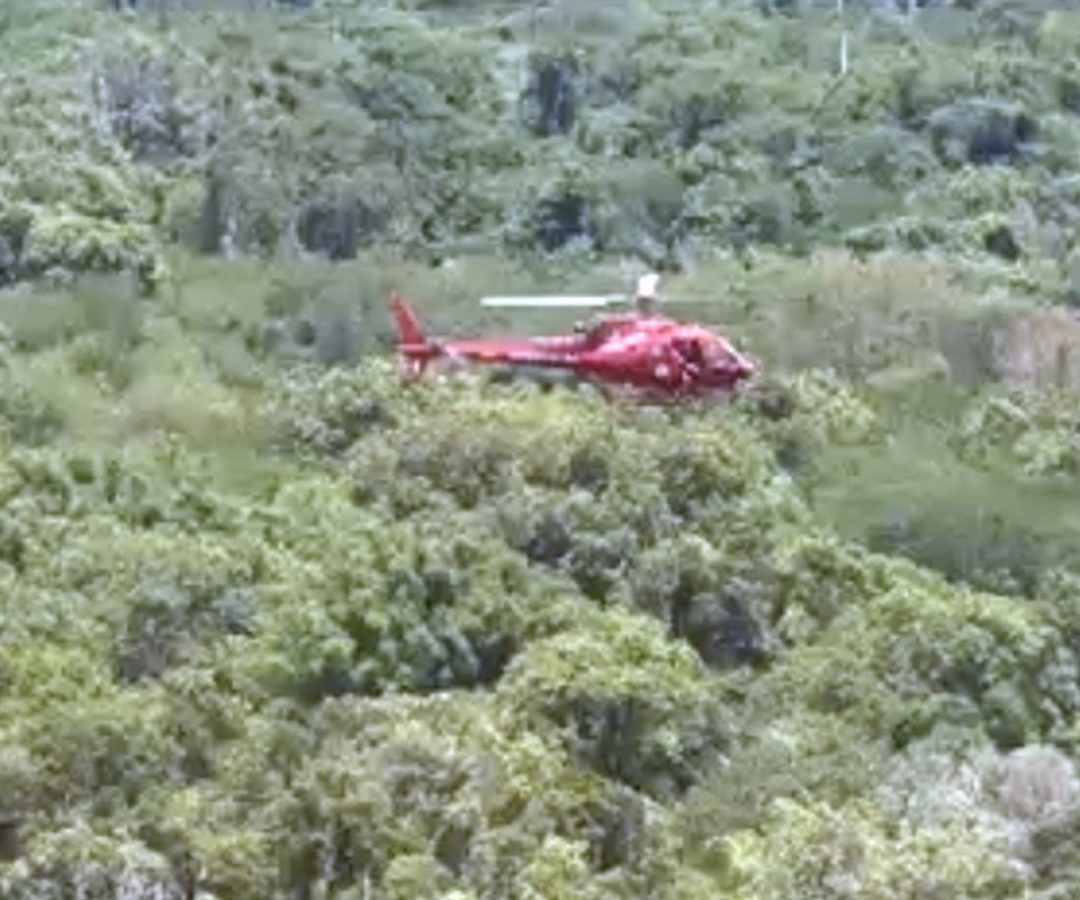 Helicóptero cai na zona oeste do Rio e deixa três pessoas mortas
