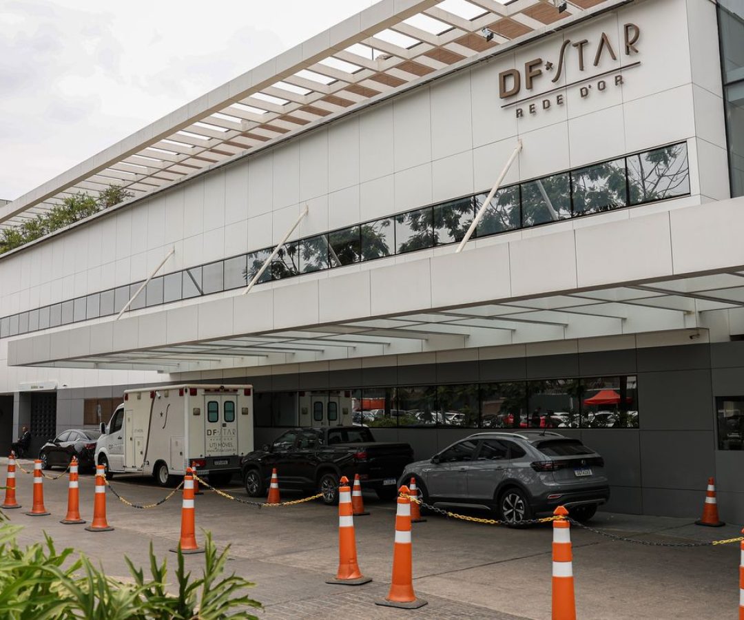 Bolsonaro é internado em UTI hospitalar com broncopneumonia bilateral