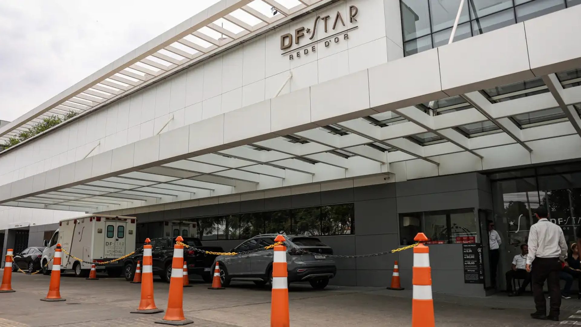 Bolsonaro passa por cirurgia após crise de soluço