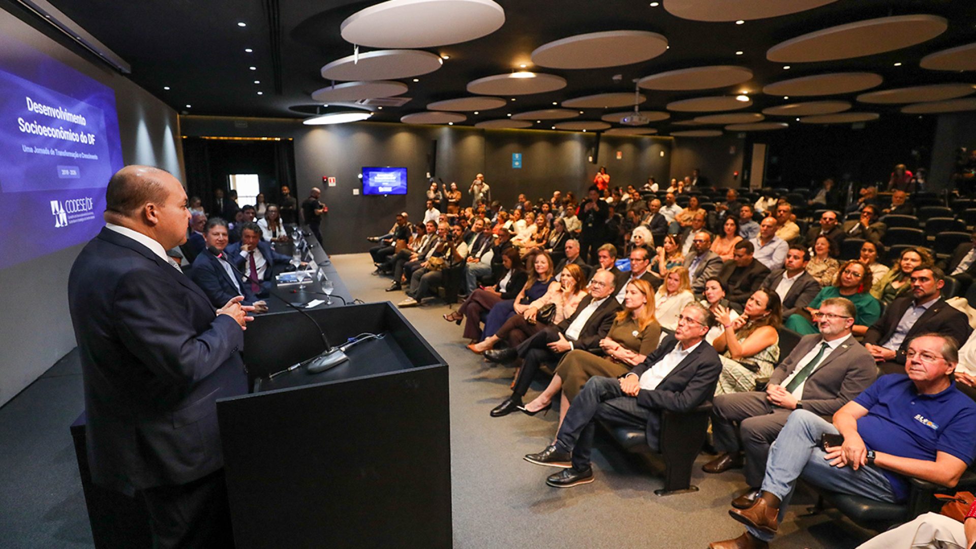 Ibaneis Rocha alinha prioridades para desenvolvimento do DF em reunião com Codese