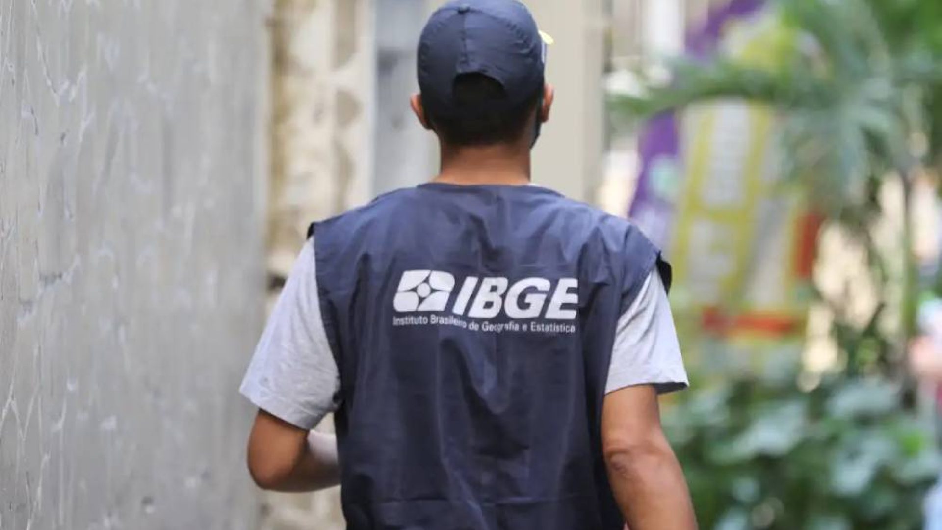 IBGE abre concurso com 9.590 vagas temporárias e salários de até R$ 3.379; veja como participar