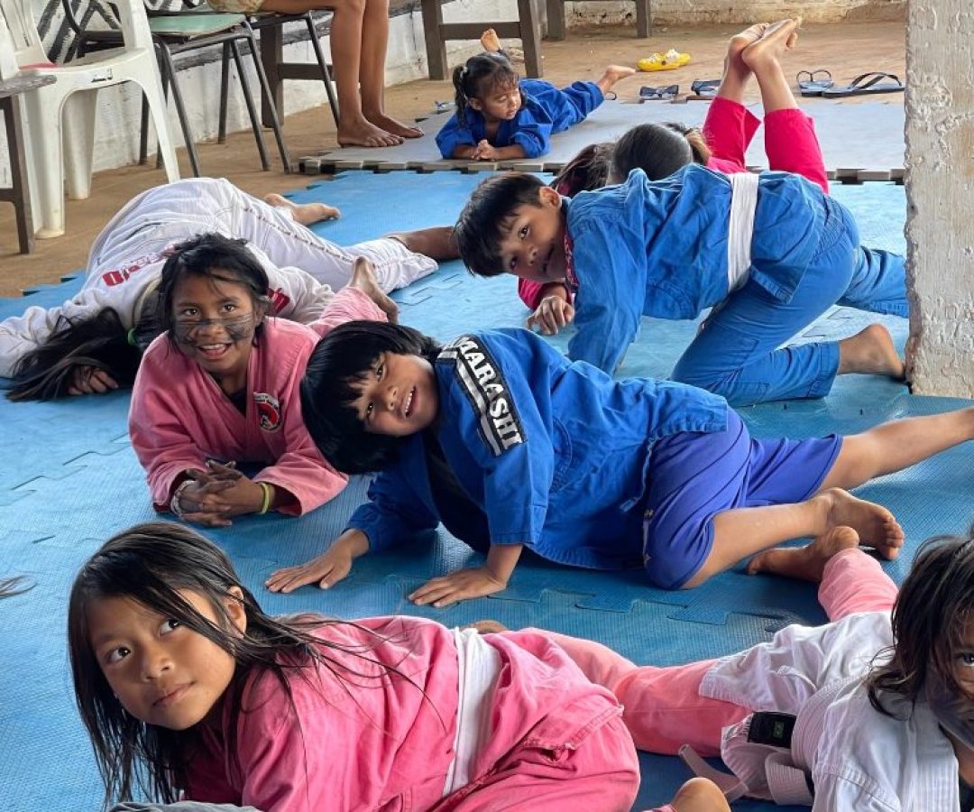 Projeto social ensina jiu jitsu para crianças indígenas no Noroeste