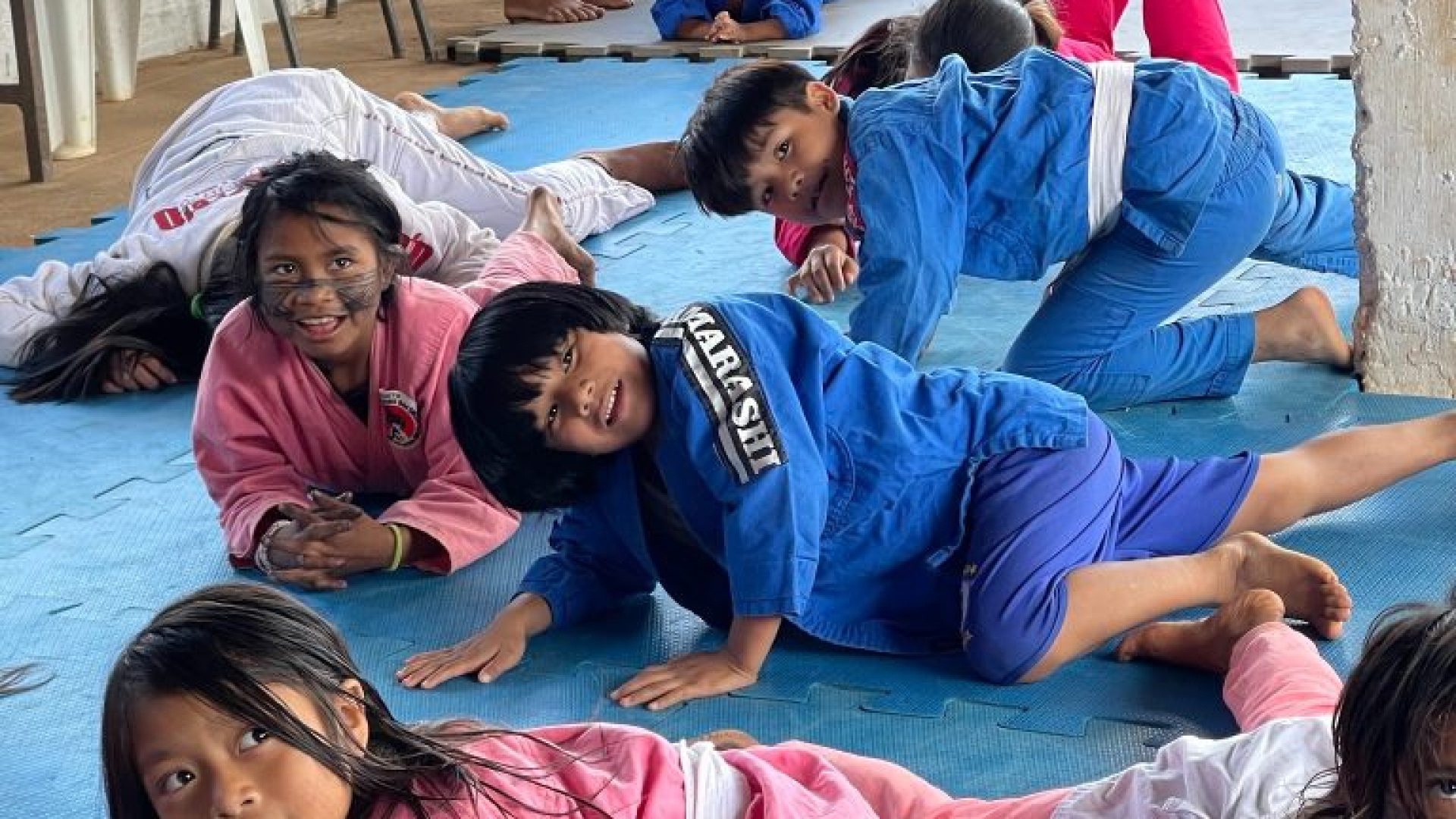 Projeto social ensina jiu jitsu para crianças indígenas no Noroeste