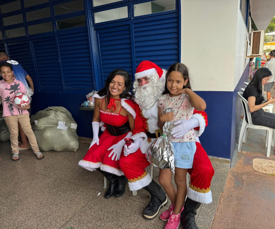 Chegada do Papai Noel reúne cerca de mil pessoas em Ceilândia