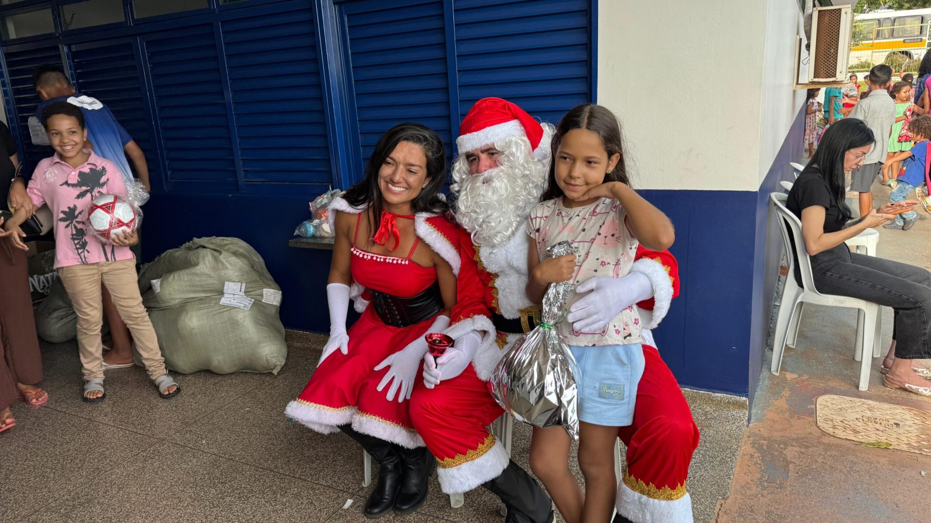 Chegada do Papai Noel reúne cerca de mil pessoas em Ceilândia