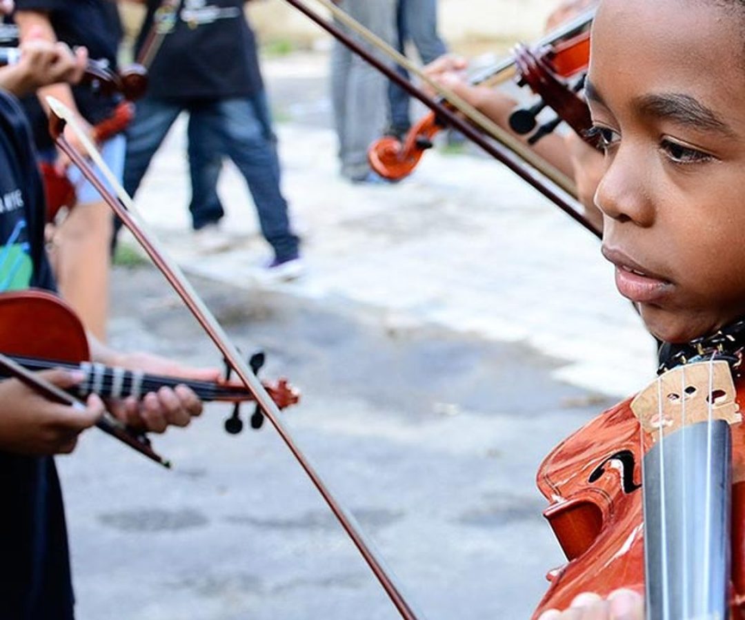 Projeto leva aulas de música para crianças em áreas vulneráveis do Rio