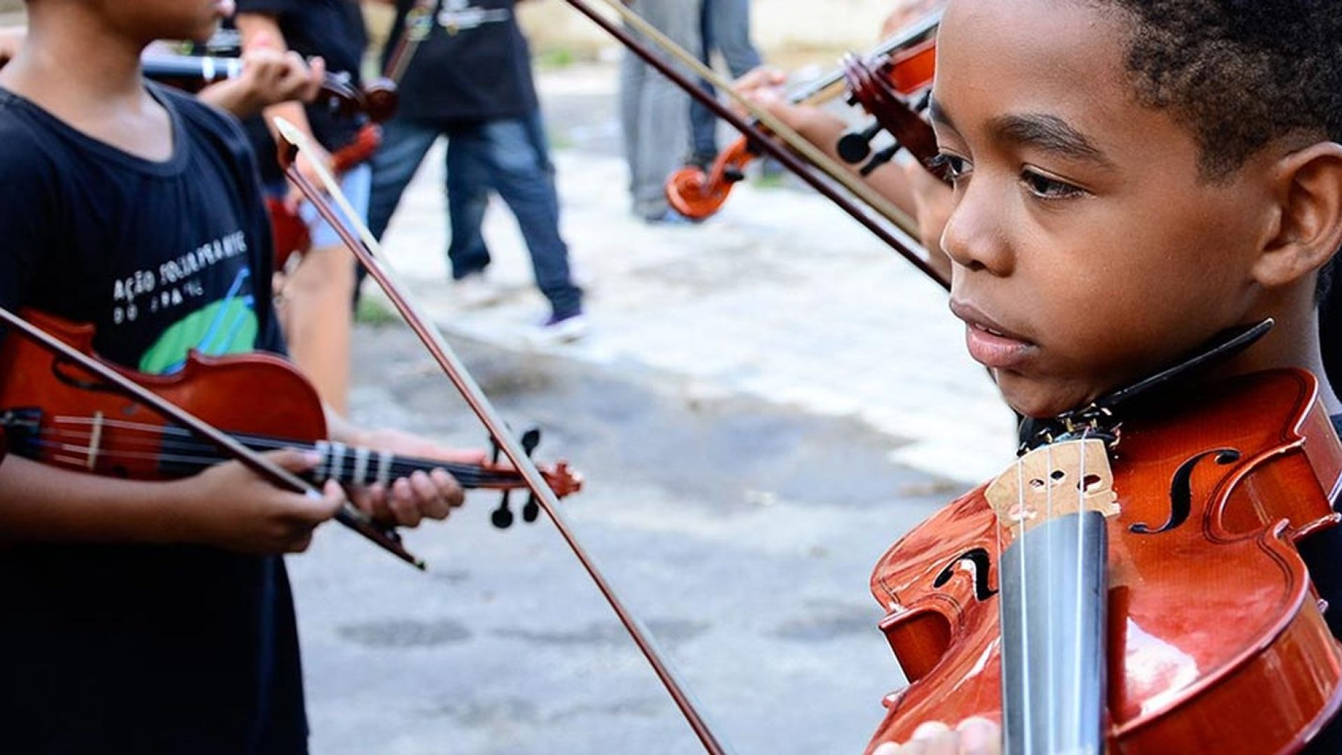 Projeto leva aulas de música para crianças em áreas vulneráveis do Rio