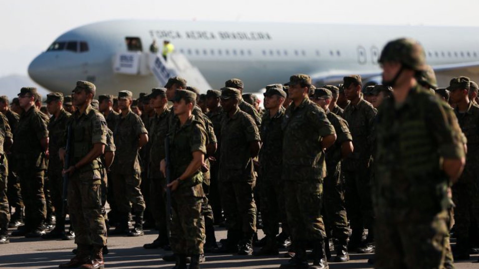Segurança - forças armadas - militares Força Aérea Brasileira aeronáutica exército tropas soldados