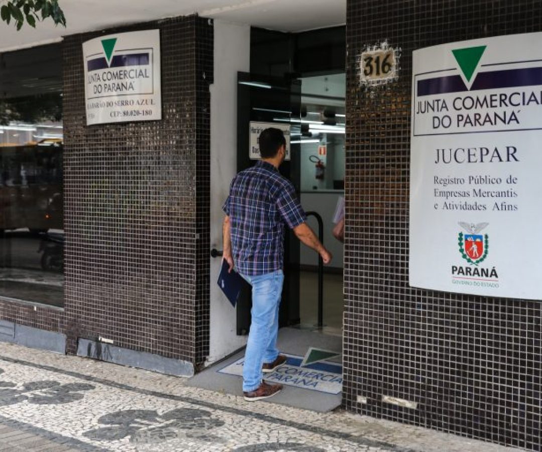 Fachada de junta comercial no Paraná
