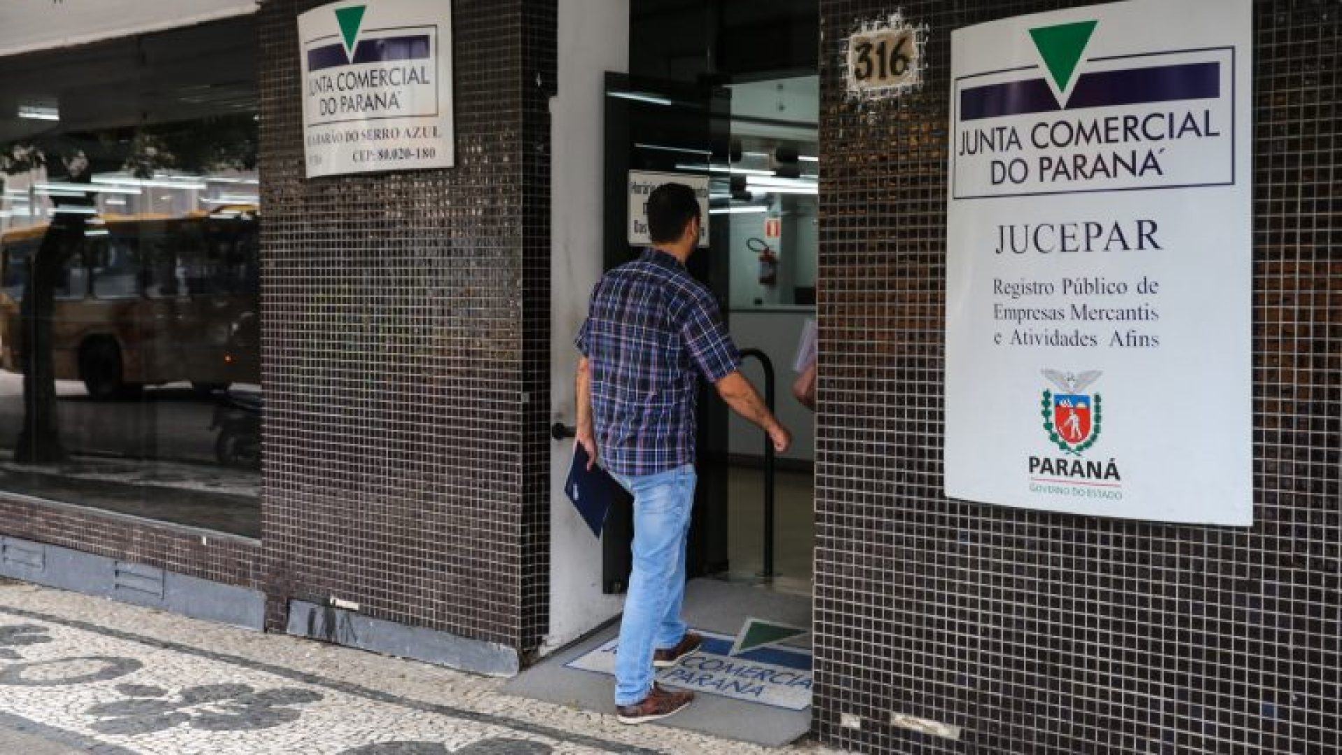 Fachada de junta comercial no Paraná