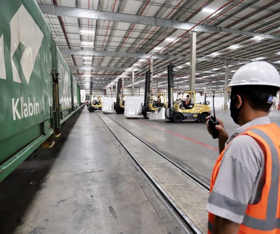 Transporte - barcos e portos - A quantidade de vagões e o volume de cargas movimentadas via ferrovia com origem ou destino ao Porto de Paranaguá aumentaram no primeiro semestre.