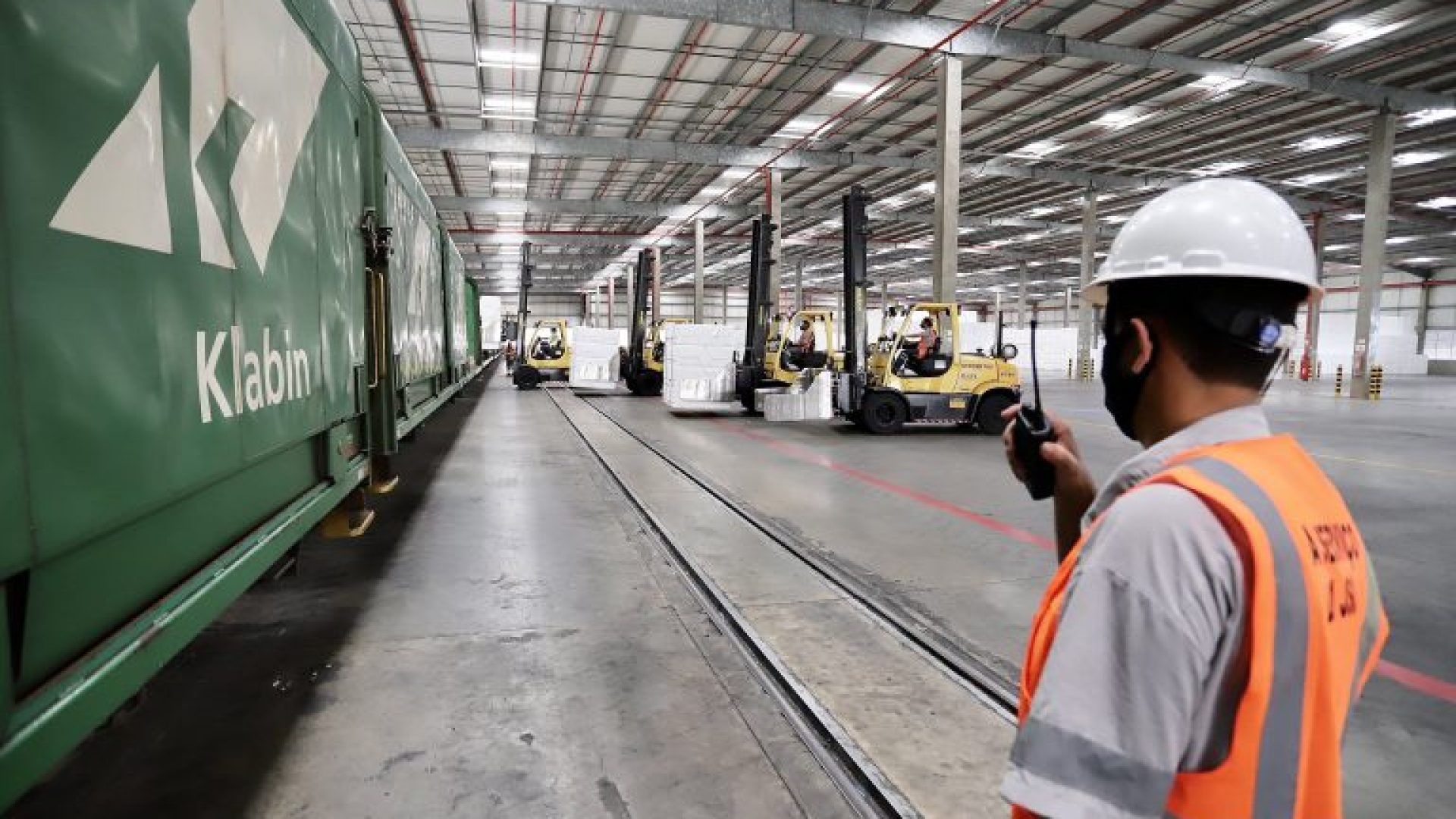 Transporte - barcos e portos - A quantidade de vagões e o volume de cargas movimentadas via ferrovia com origem ou destino ao Porto de Paranaguá aumentaram no primeiro semestre.