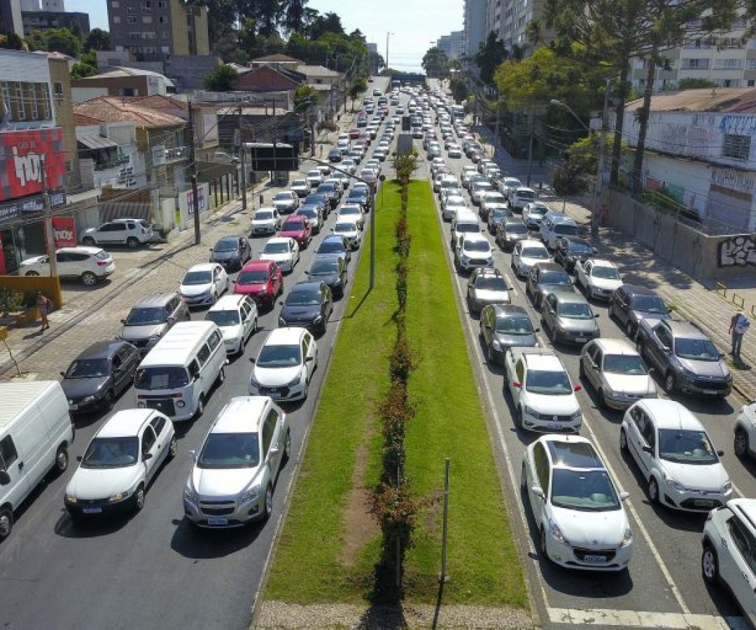 Rua cheia de carros
