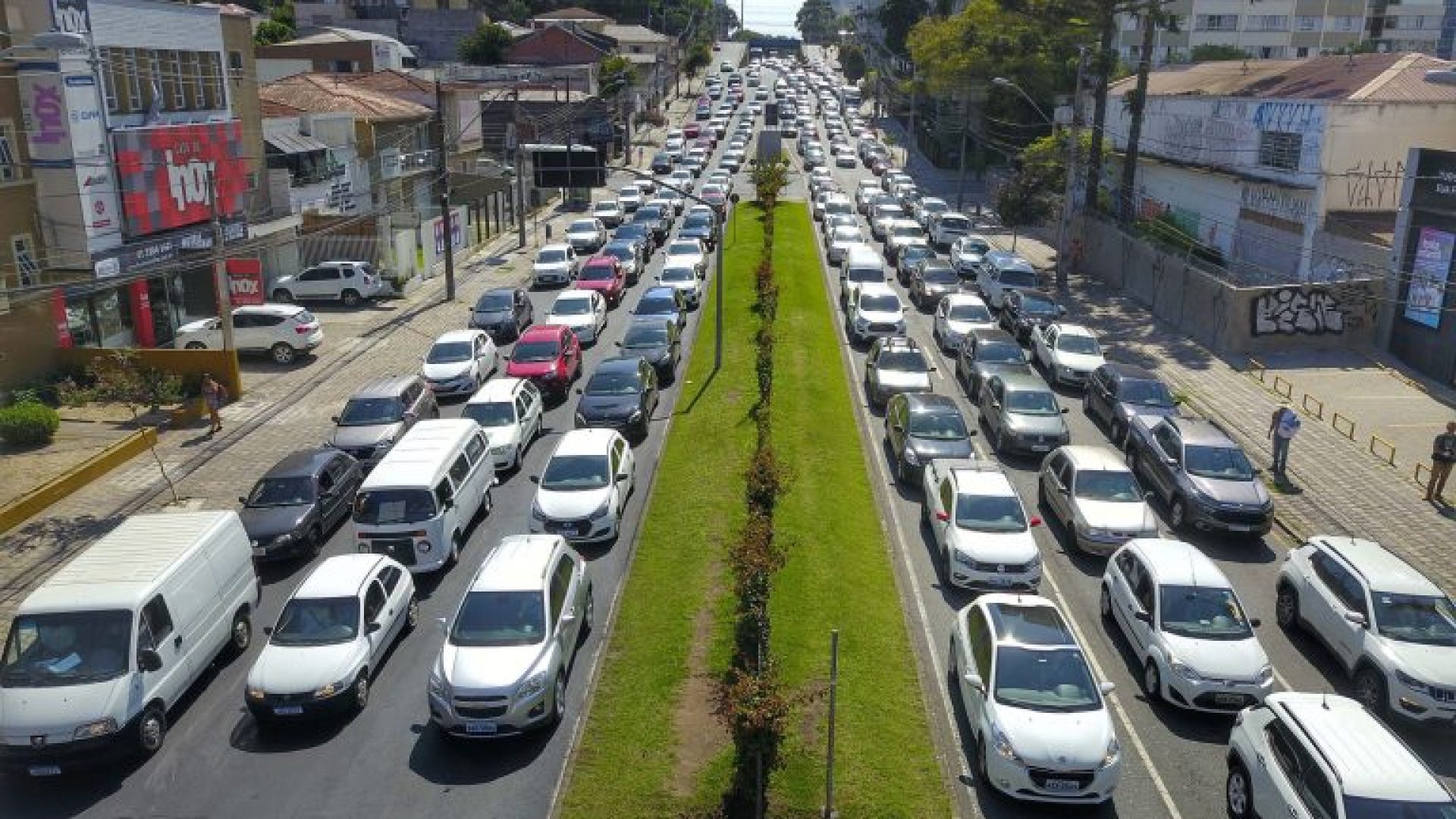 Rua cheia de carros
