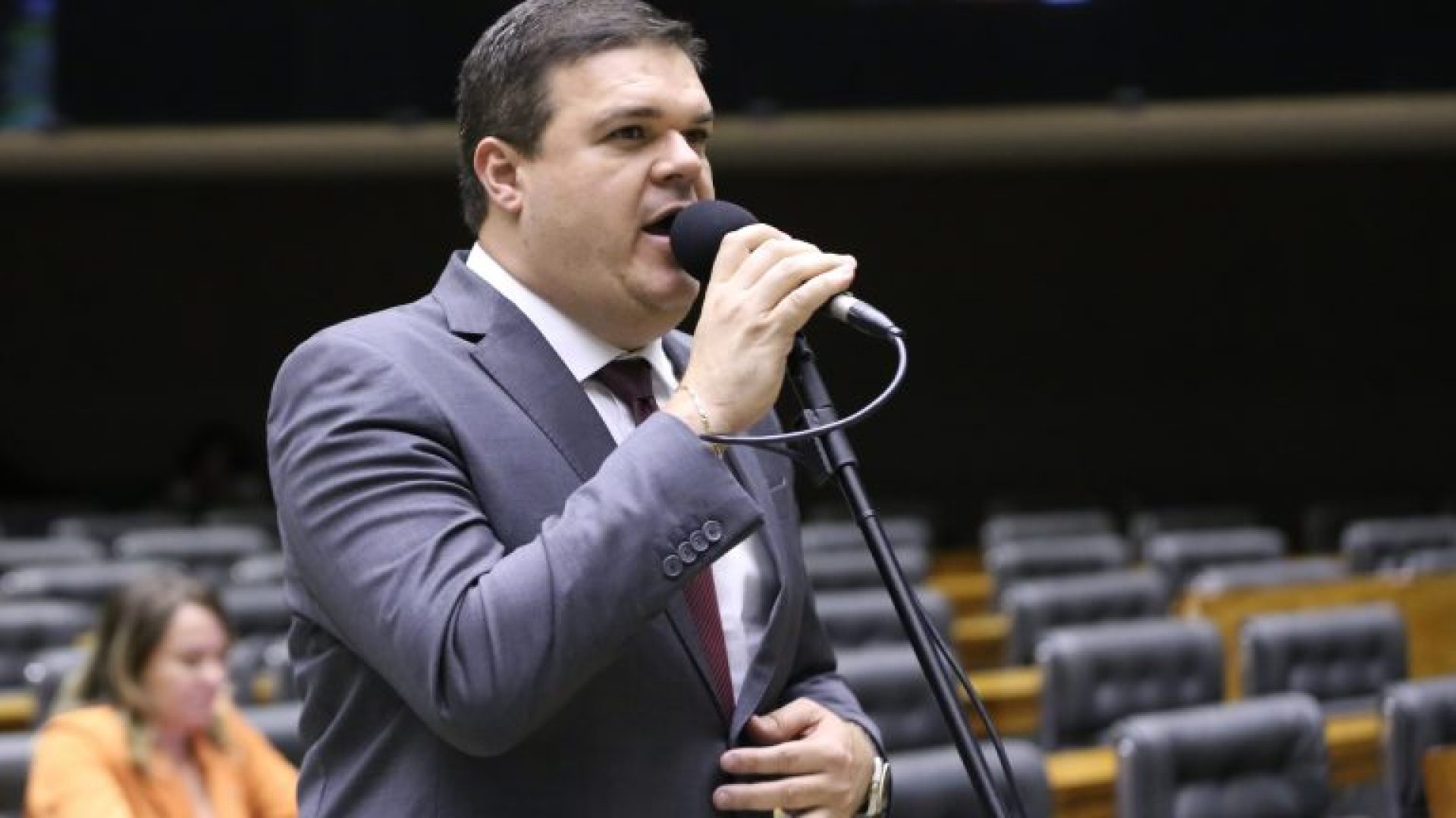 Deputado Bruno Farias (Avante-MG) fala no Plenário da Câmara dos Deputados