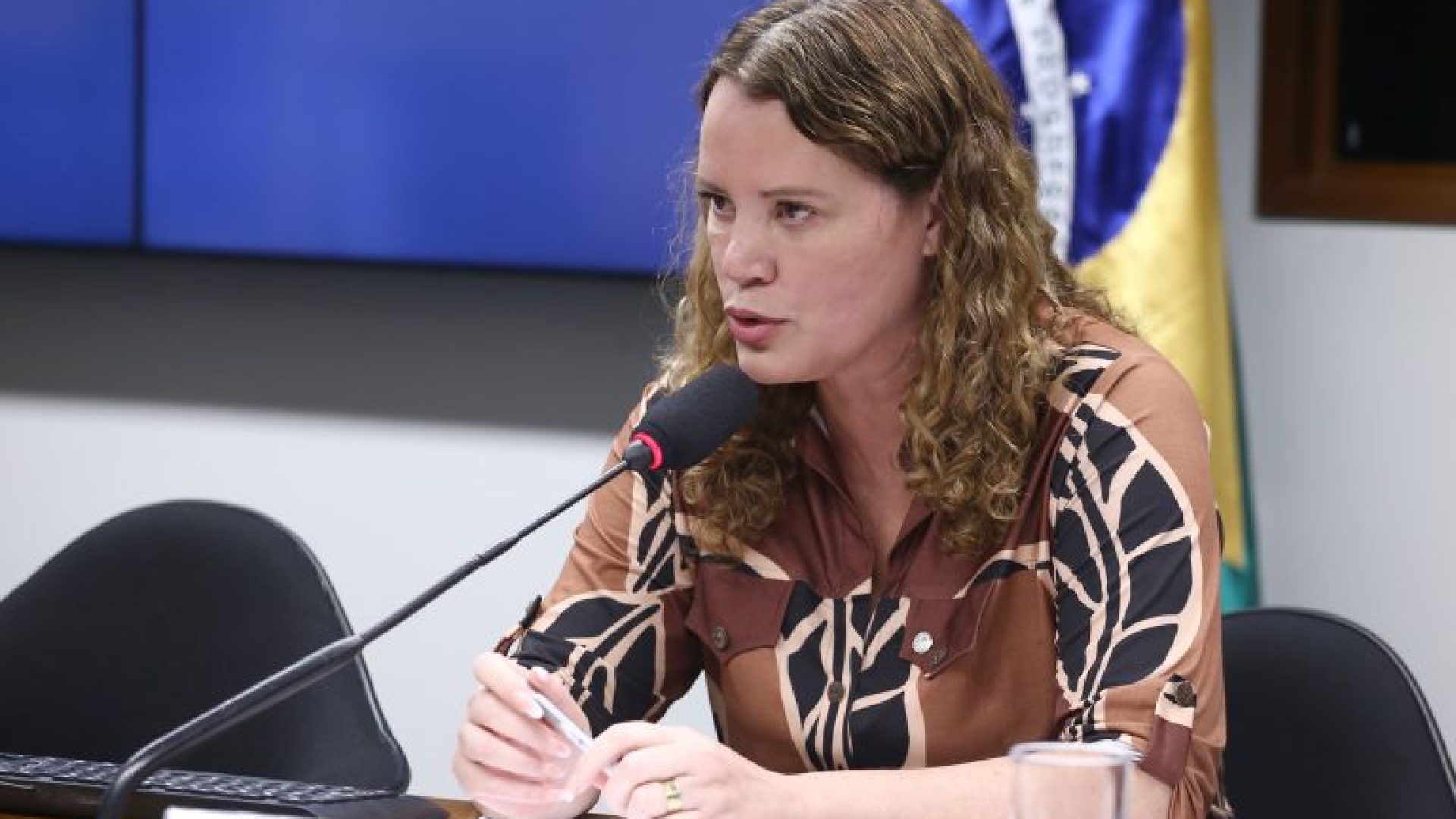 Deputada Nely Aquino (Podemos-MG) fala em comissão na Câmara dos Deputados