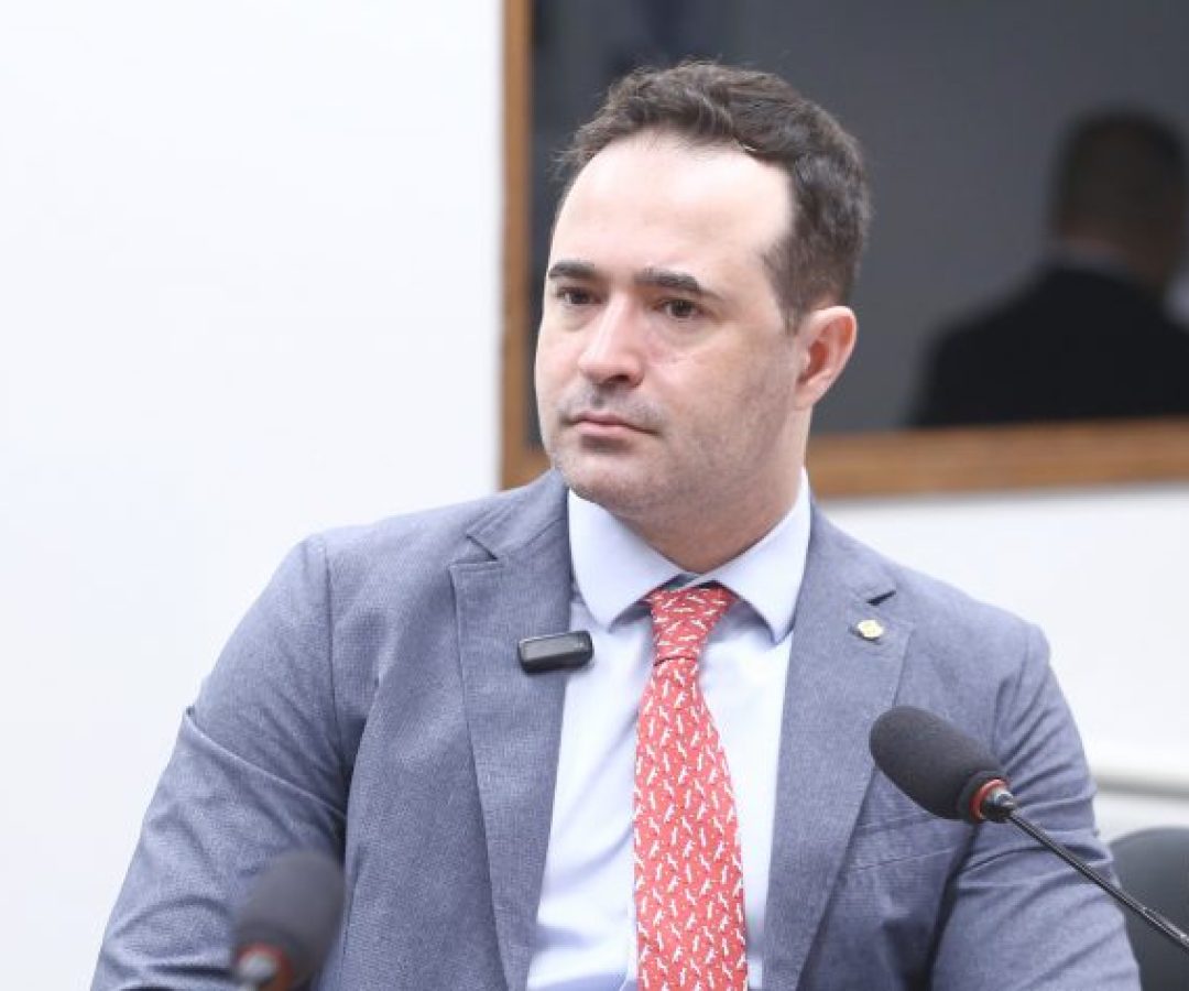 Comissão aprova criminalização de acorrentamento contínuo ou cruel de cães e gatos - Notícias