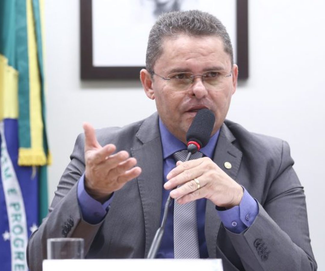 Deputado Albuquerque (Republicanos-RR) fala em comissão da Câmara dos Deputados