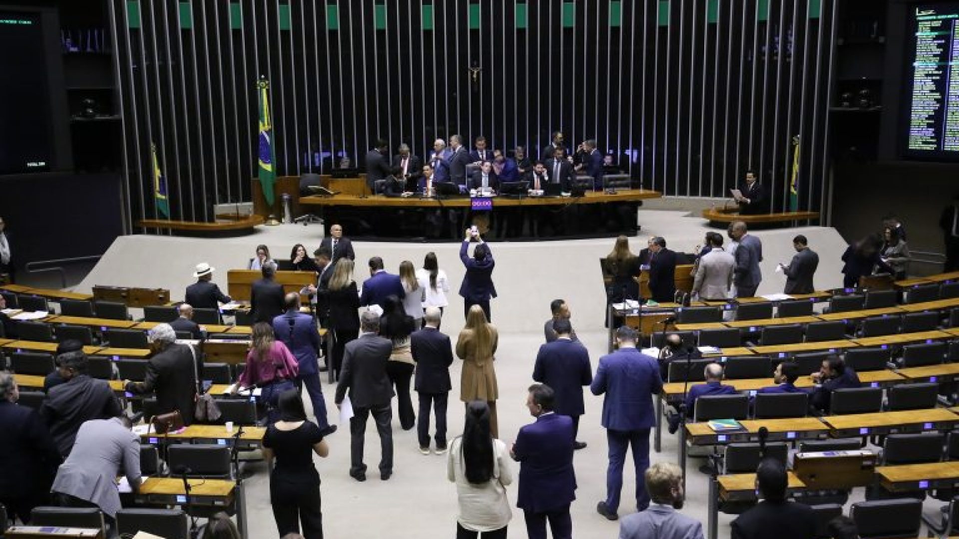 Discussão e votação de propostas legislativas.