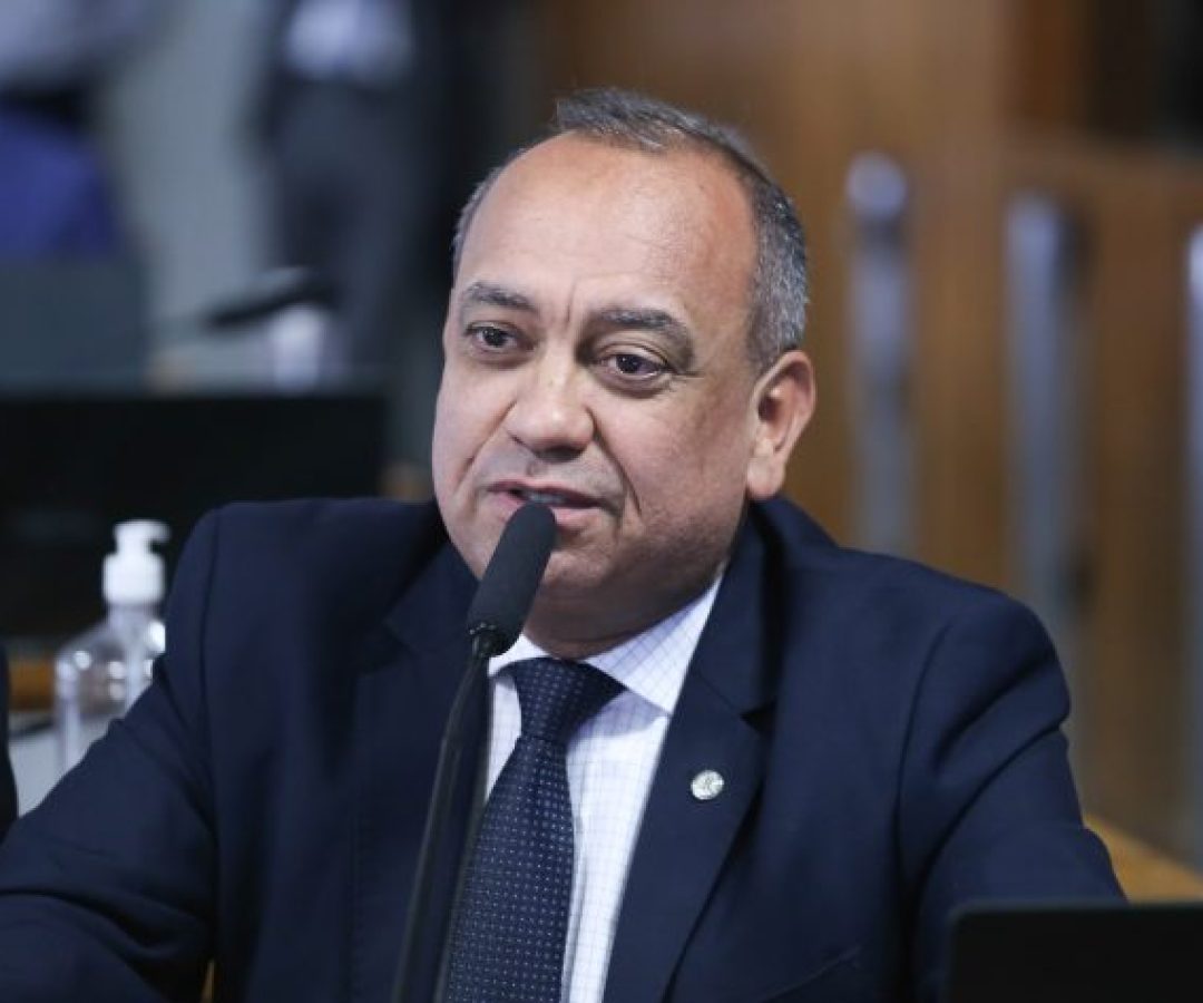 Dispõe sobre a isenção da cobrança da taxa de verificação Inicial e subsequente de taxímetro. Dep. Max Lemos (PDT-RJ)