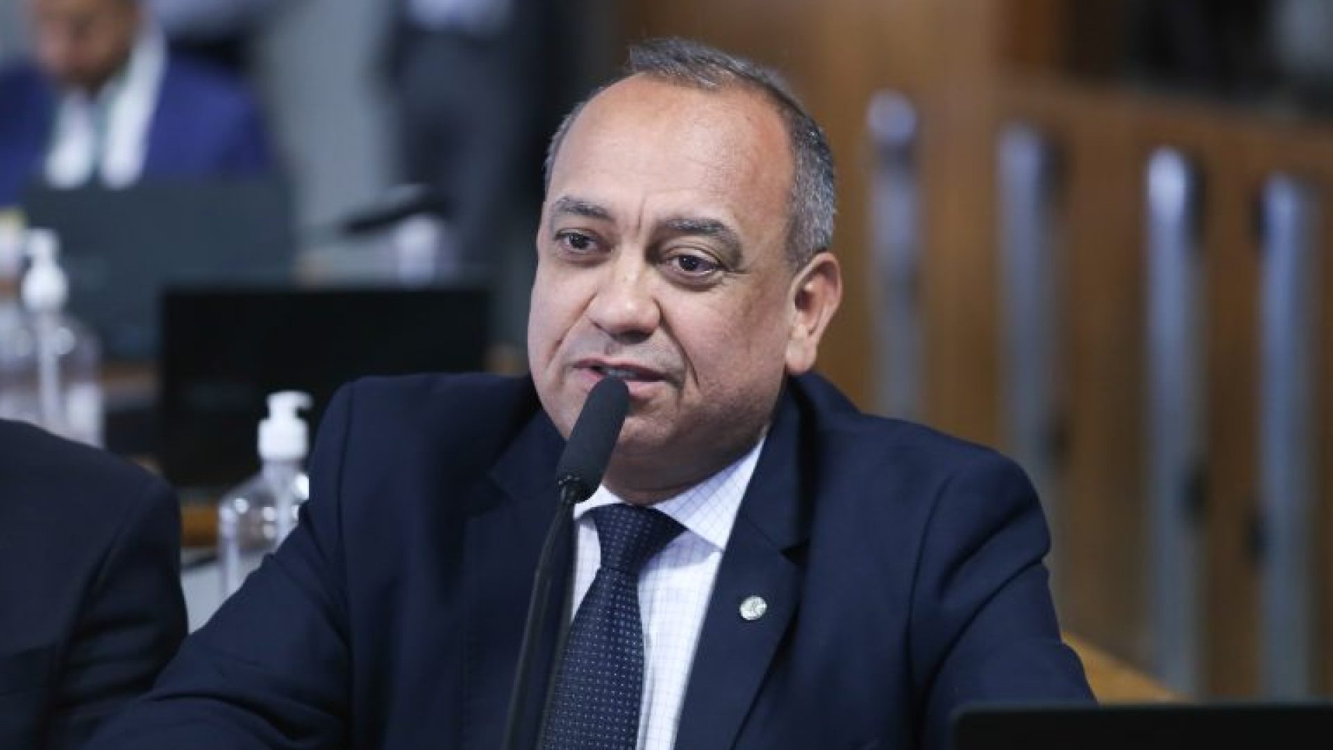 Dispõe sobre a isenção da cobrança da taxa de verificação Inicial e subsequente de taxímetro. Dep. Max Lemos (PDT-RJ)