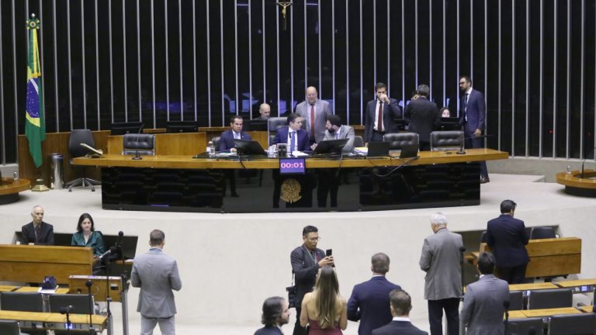 Discussão e votação de propostas legislativas.