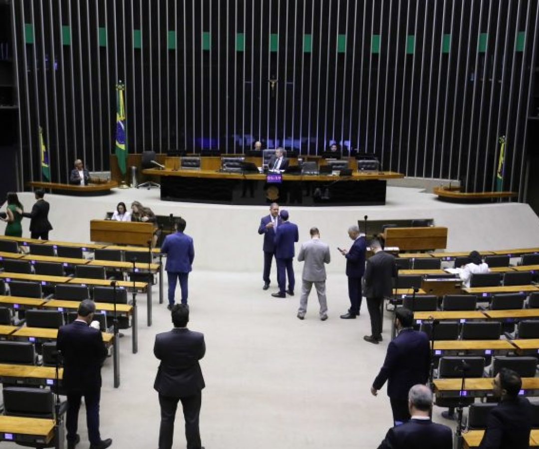 Deputados reunidos no plenário