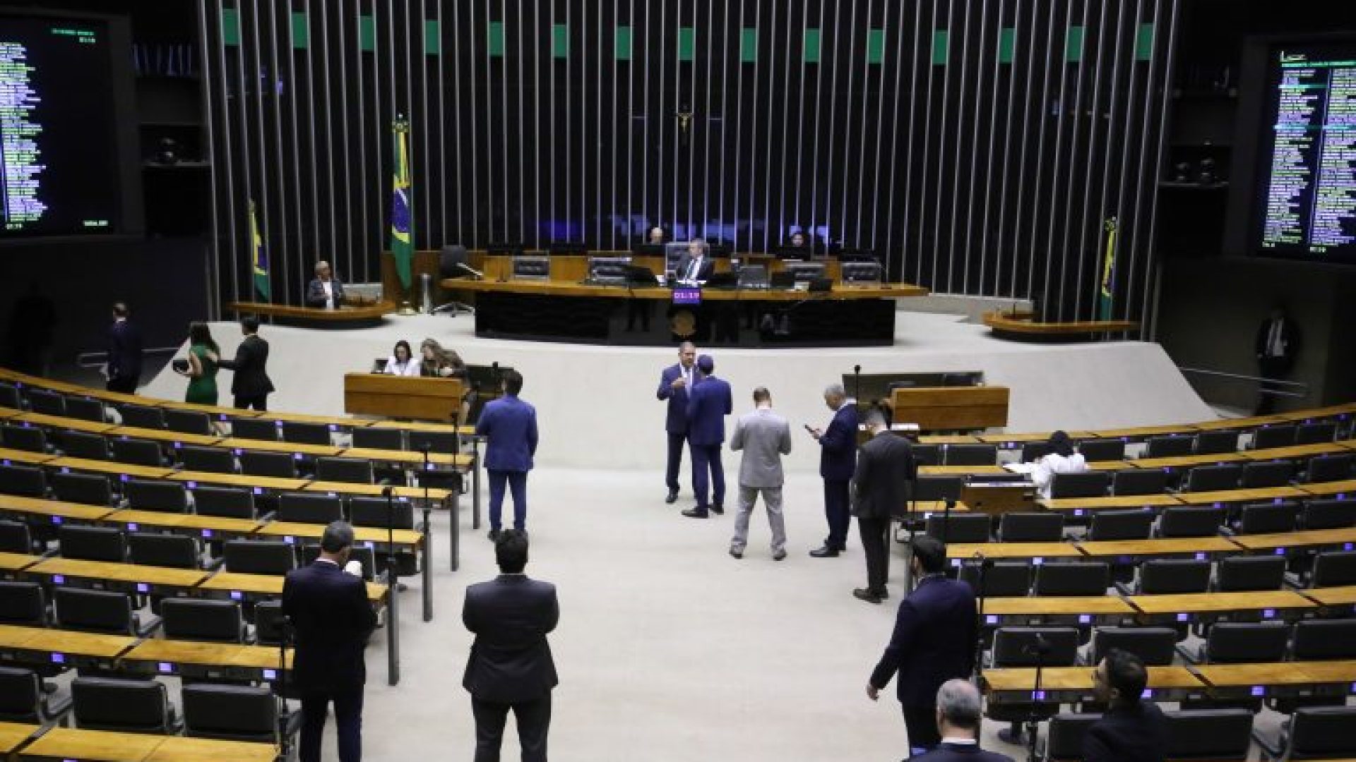 Deputados reunidos no plenário