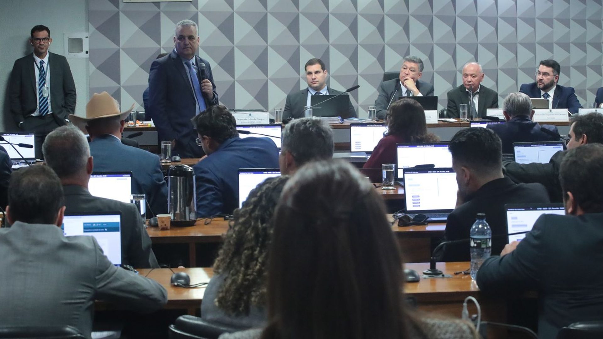CPMI do INSS convoca dono do Banco Master e governador Zema