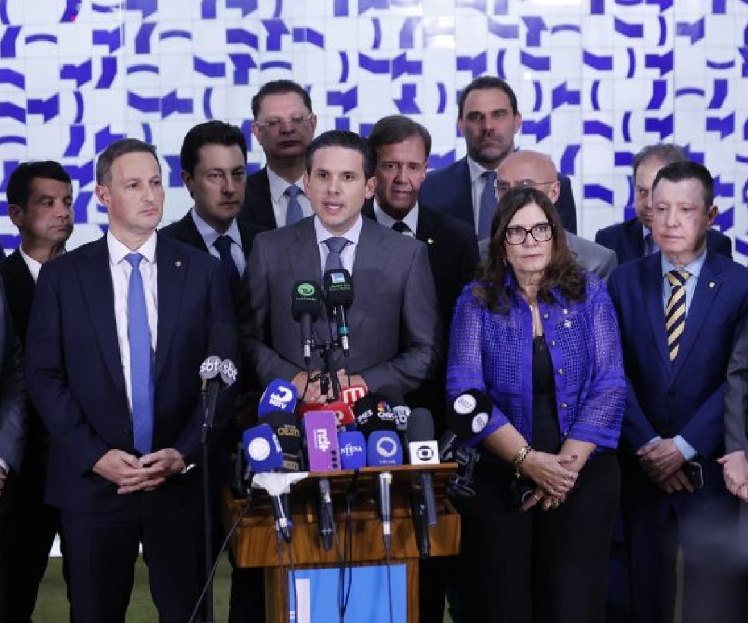 Motta e Derrite concedem entrevista ao lado de deputados da oposição