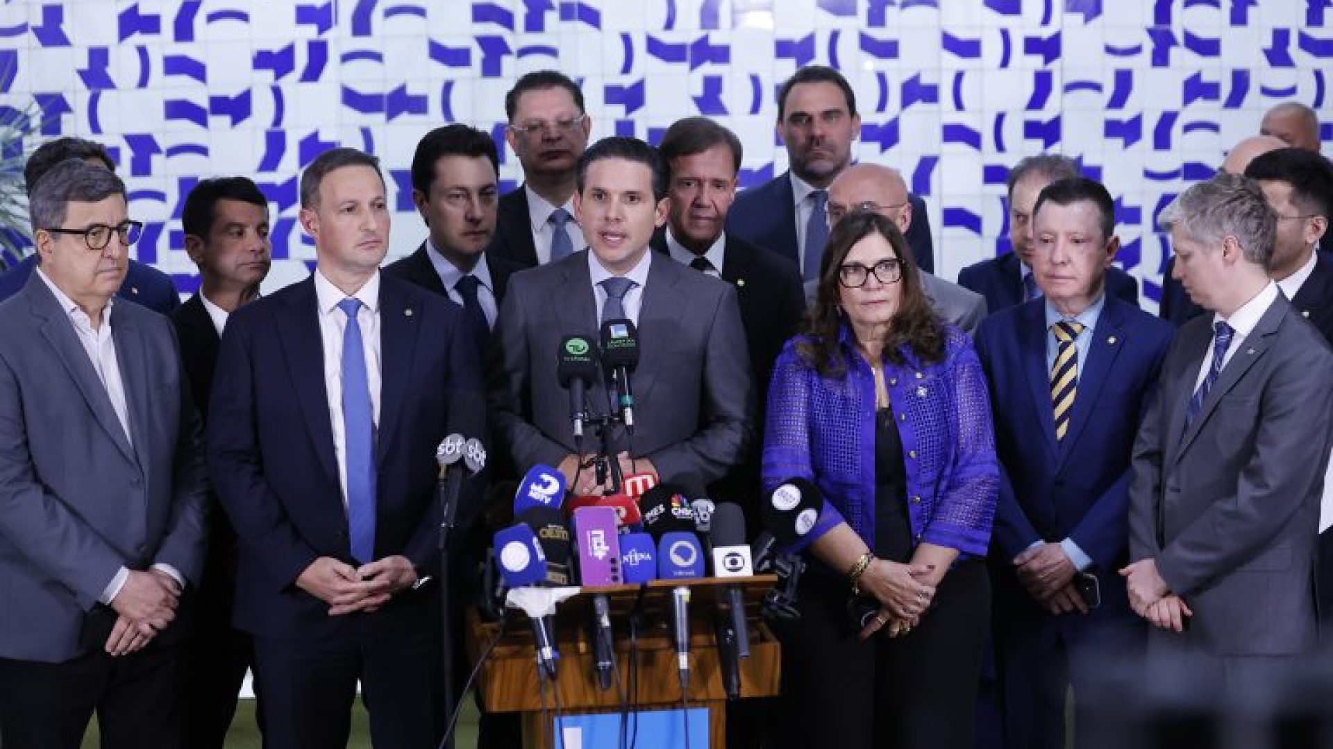 Motta e Derrite concedem entrevista ao lado de deputados da oposição