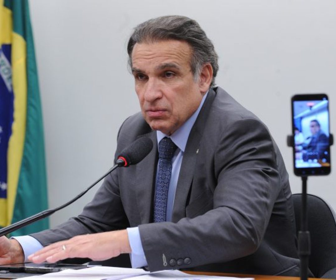 Deputado Hugo Leal fala ao microfone