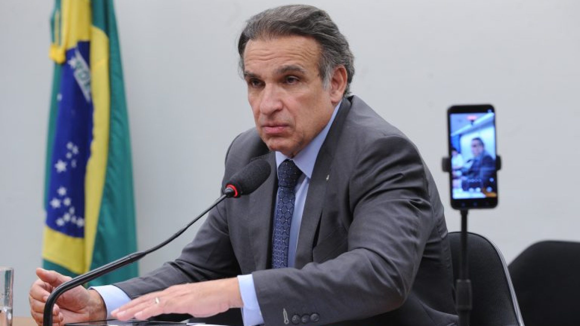 Deputado Hugo Leal fala ao microfone