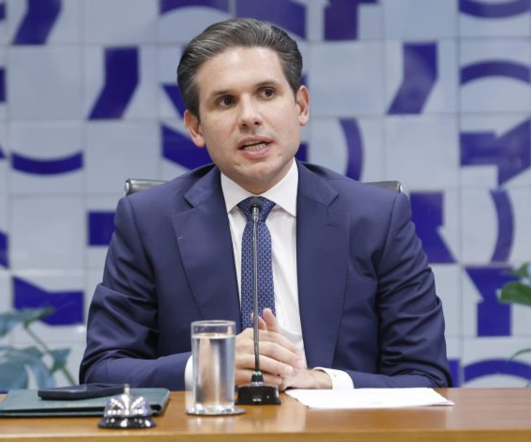 Motta preside a reunião de líderes
