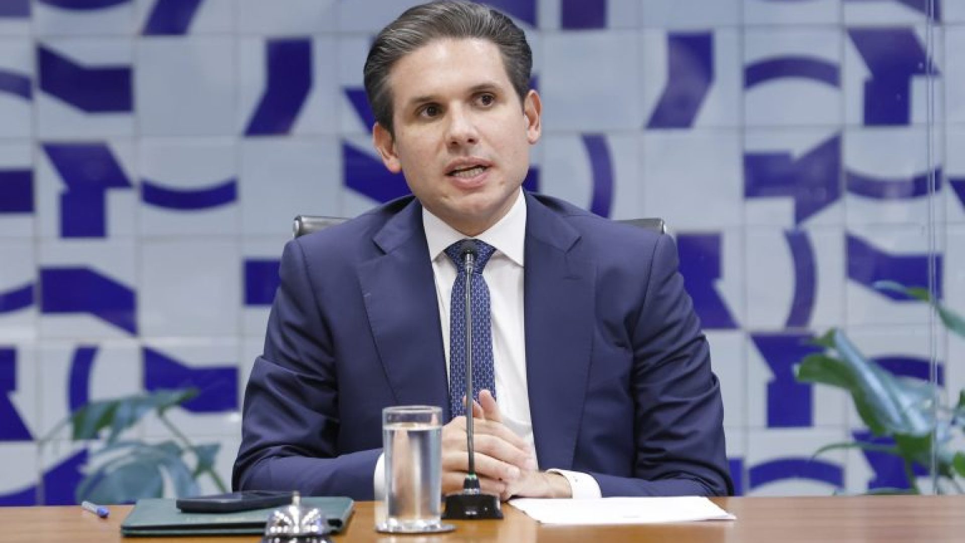 Motta preside a reunião de líderes