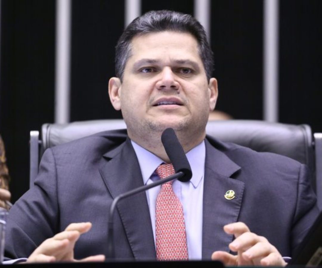 Alcolumbre preside a sessão do Congresso, no Plenário da Câmara