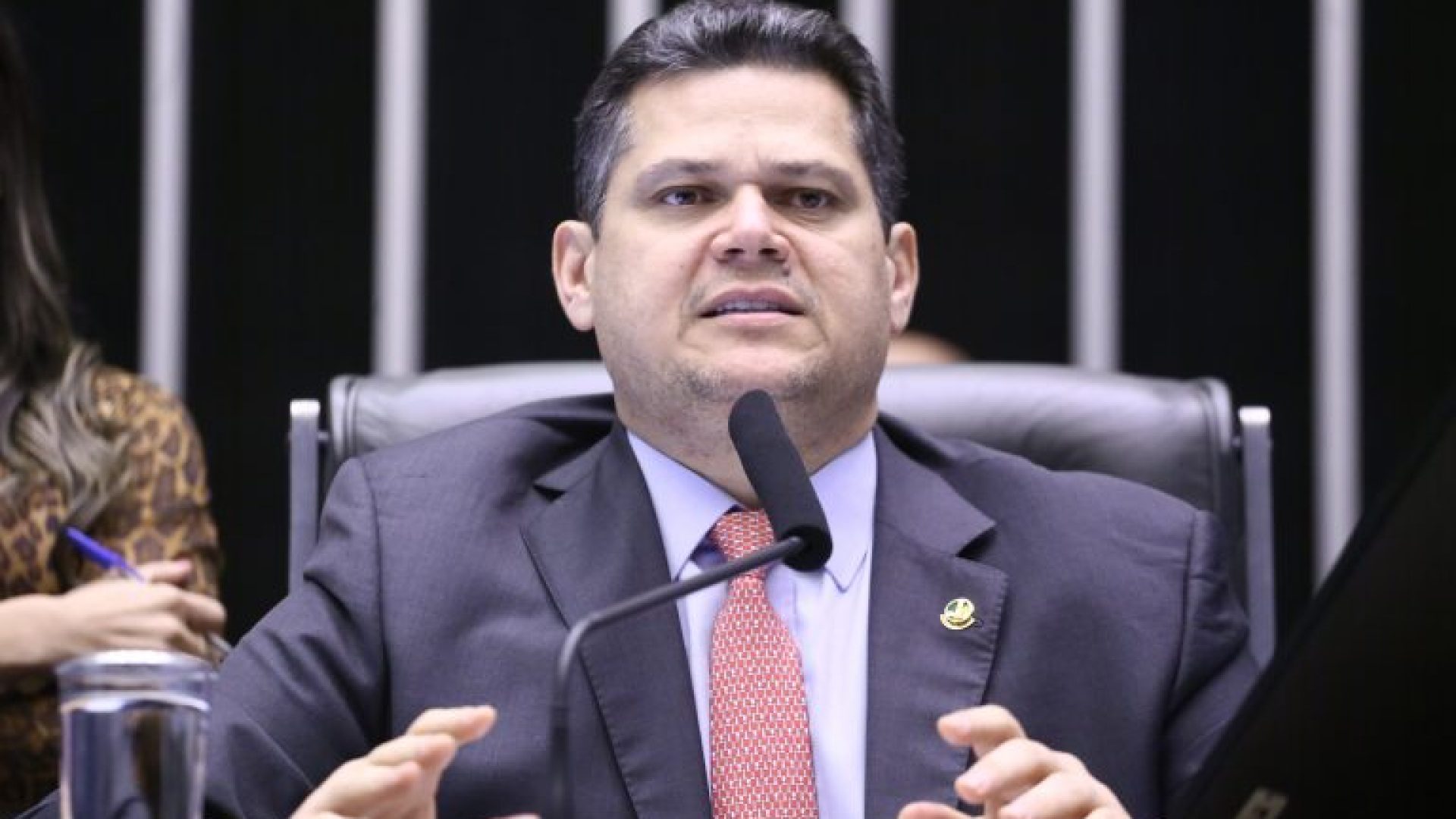 Alcolumbre preside a sessão do Congresso, no Plenário da Câmara