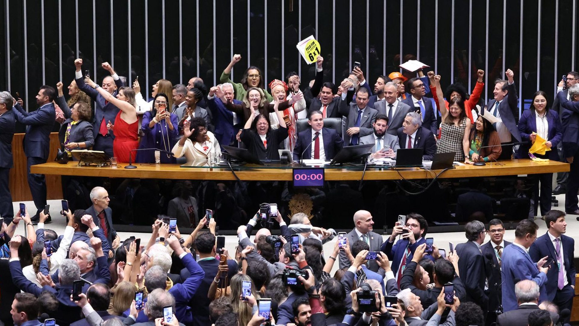 Saiba como votaram os deputados na PEC que acaba com a escala 6x1