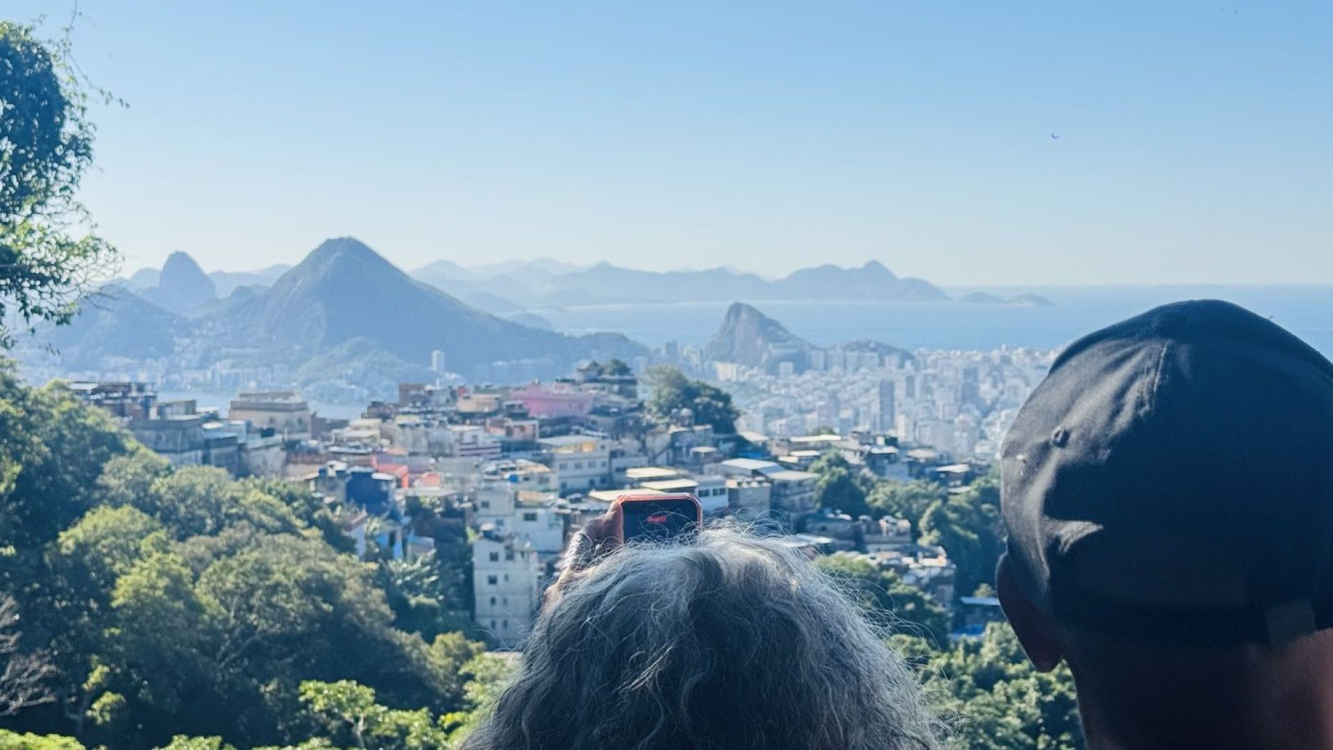 Trilha na Rocinha mostra Mata Atlântica e recuperação florestal no Rio