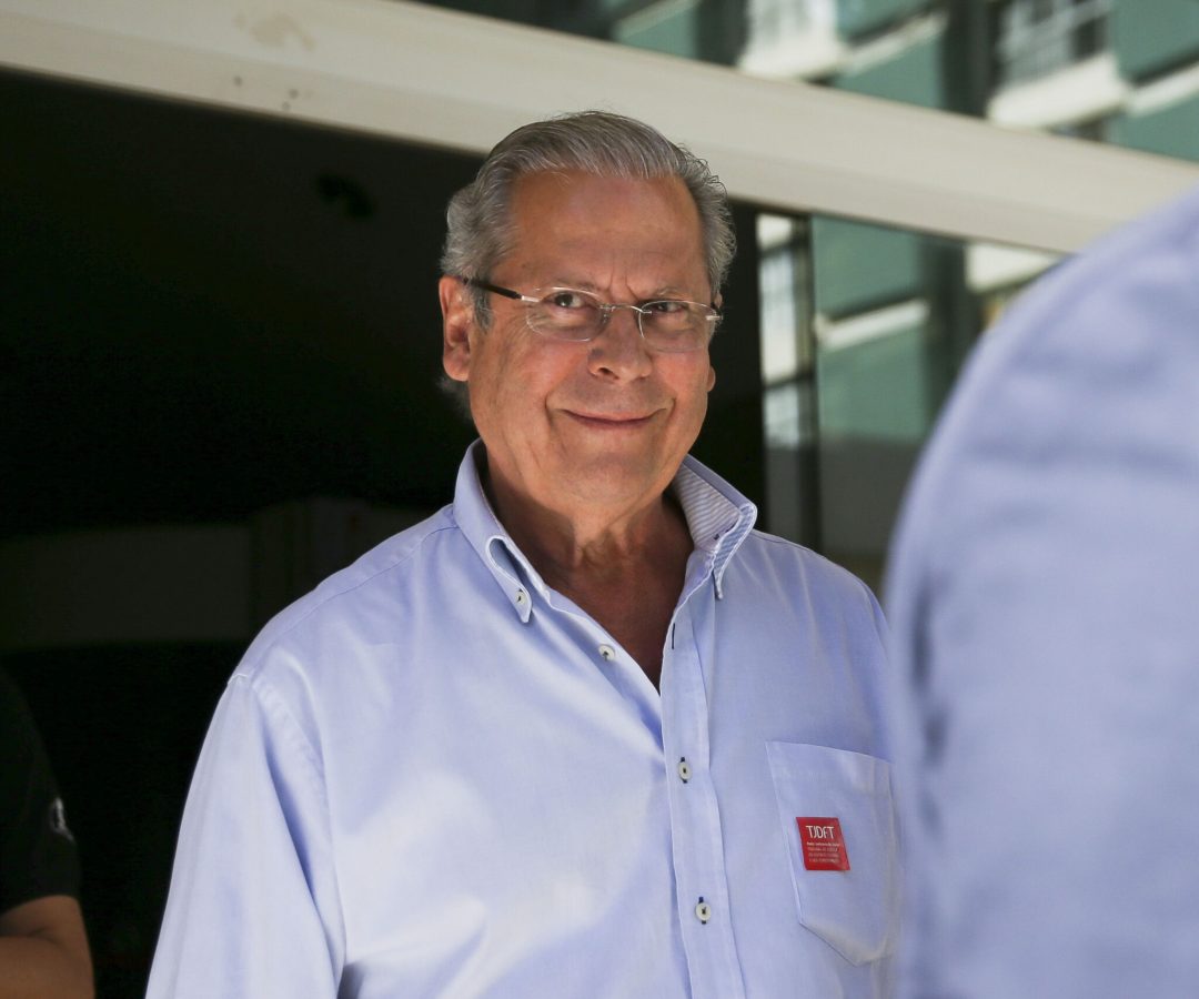 José Dirceu diz que Bolsonaro ‘não tem condições de ir para a prisão comum’