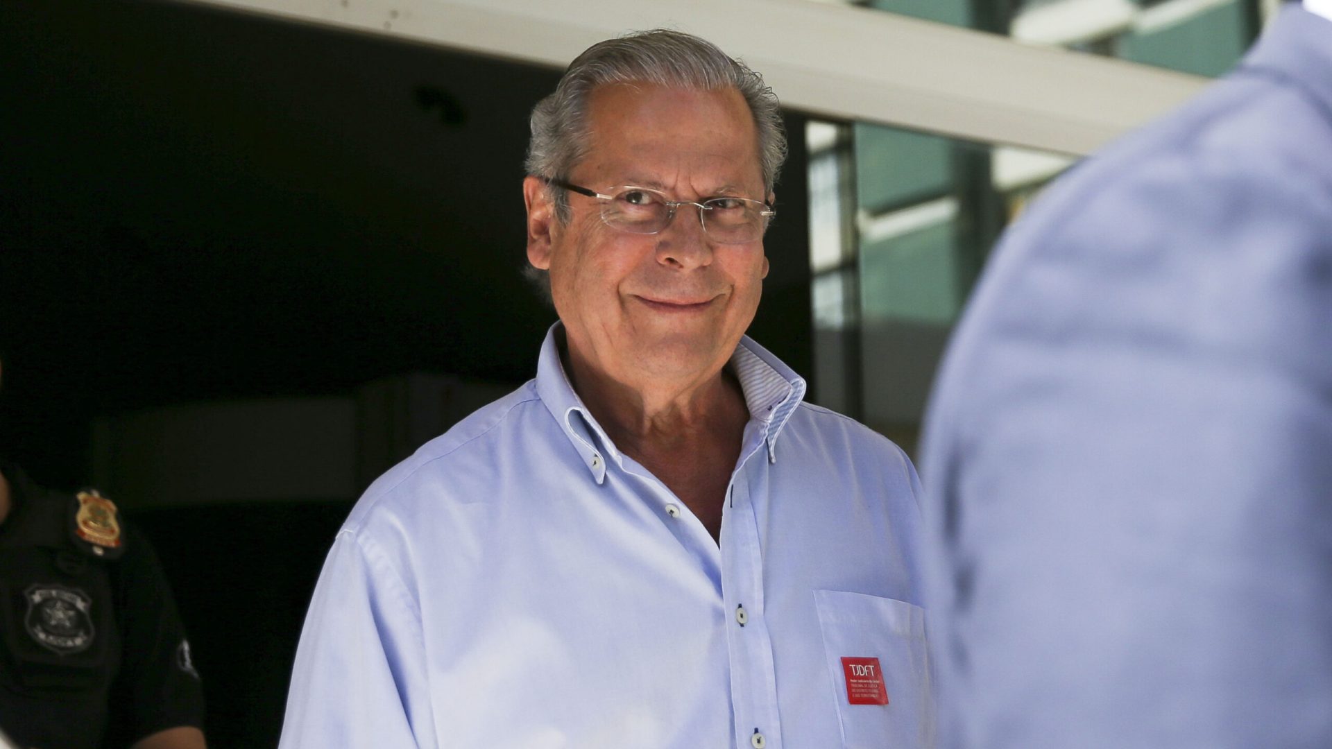 José Dirceu diz que Bolsonaro ‘não tem condições de ir para a prisão comum’