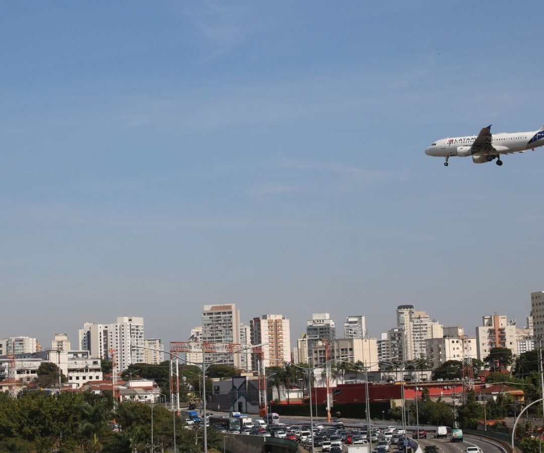 Empresas aéreas terão linha de crédito para enfrentar alta de custos