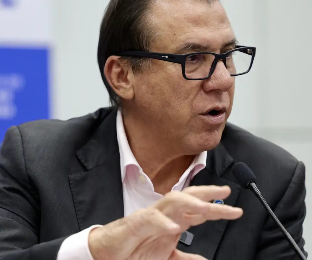 PECs da escala 6x1 não competem com proposta do governo, diz Marinho