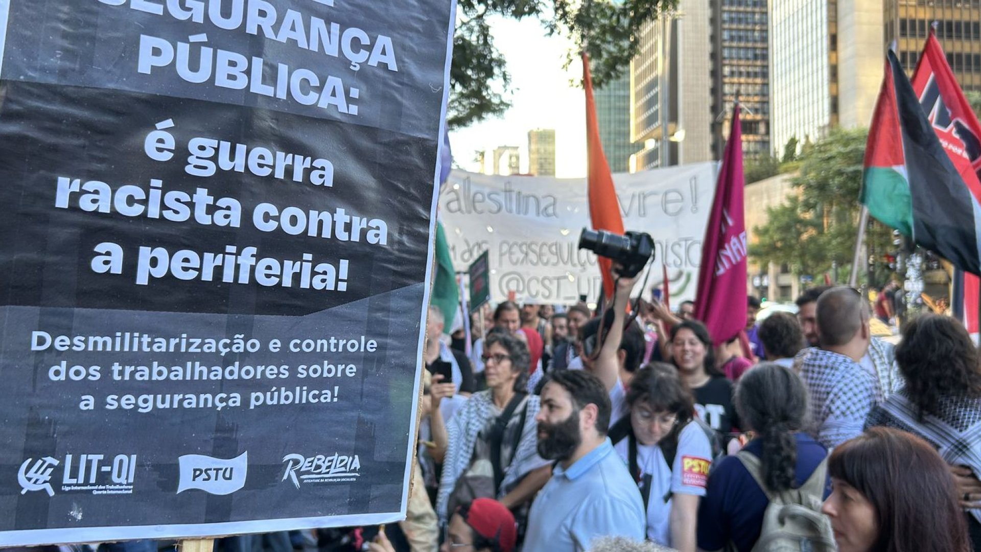 Cordão da Mentira faz ato na Paulista para lembrar Crimes de Maio